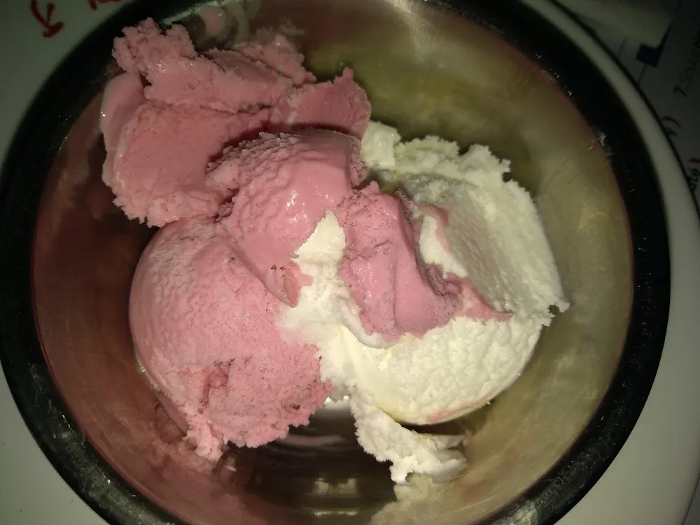 Boule de Glace Fraise Et Noix de Coco