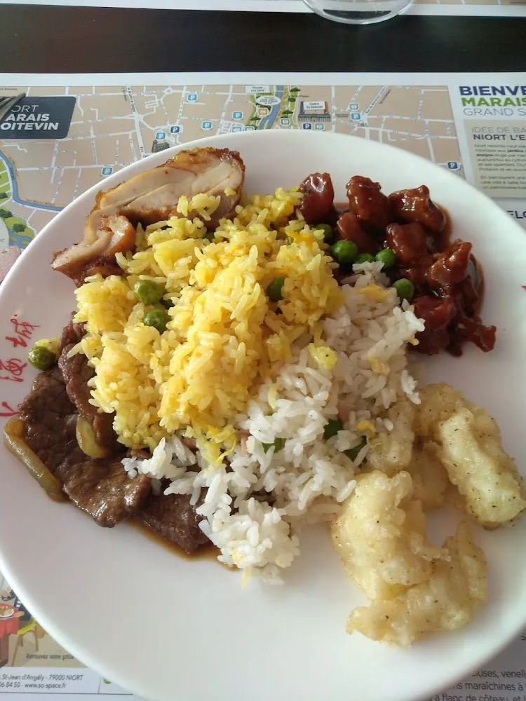 Cet Une Assiette Composée Porc Au Caramel Riz Cantonnais Et Riz Au Cury Seiche Panés Bœuf